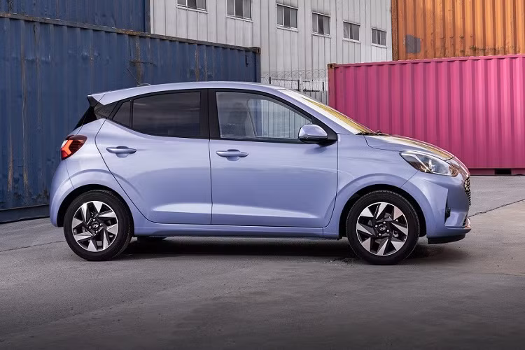 Tuy nhiên, đèn LED định vị ban ngày của xe đã được thay đổi từ hình tròn sang hình tổ ong mới. Ngay cả hốc gió trung tâm trên cản trước cũng được cải tiến. Những thay đổi tiếp theo của Hyundai i10 2023 bao gồm tạo hình mới bên trong cụm đèn hậu LED và bộ vành hợp kim 15 inch. Bên cạnh đó là những màu sơn ngoại thất mới như xám Lumen Grey và xanh dương Meta Blue.