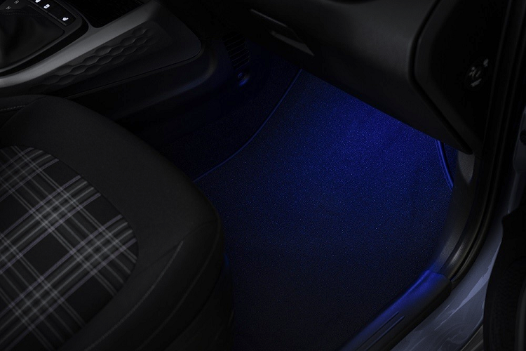 Trang bị của Hyundai i10 2023 tại thị trường châu Âu cũng khá tươm tất với bảng đồng hồ kỹ thuật số 4,2 inch mới, màn hình cảm ứng trung tâm 8 inch hiện đã hỗ trợ Apple CarPlay/Android Auto không dây, camera lùi, bản đồ cập nhật qua WiFi, sạc không dây và cổng sạc USB Type C trước/sau.