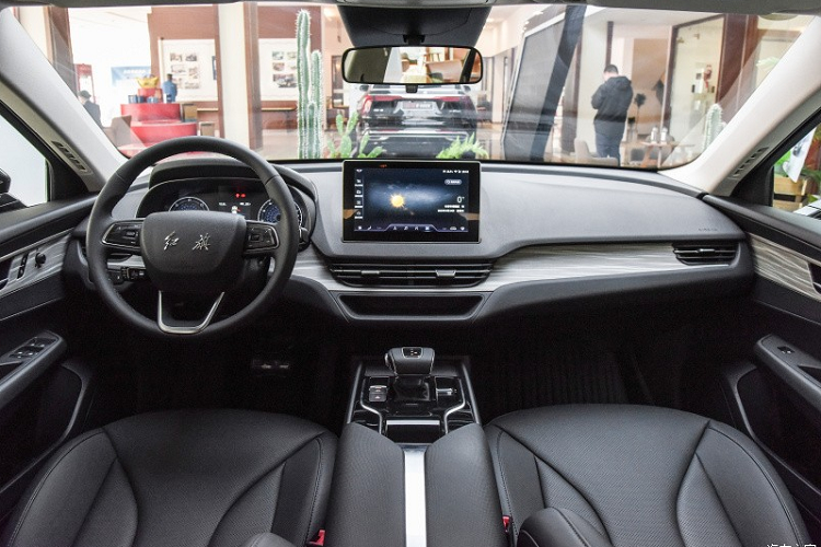 Hồng Kỳ E-QM5 Plus 2023 mới với phạm vi hành trình hoàn toàn bằng điện là 560 km theo chu trình thử nghiệm CLTC của Trung Quốc sẽ có giá bán khởi điểm từ 199.800 nhân dân tệ, tương đương 666 triệu đồng, mức giá khá hấp dẫn để khách chọn mua xe.