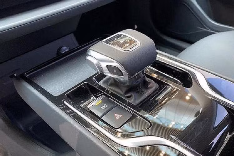 Trước đó, Hồng Kỳ E-QM5 2023 có giá 122.800 nhân dân tệ (khoảng 430 triệu đồng) cho bản đổi pin và 165.800 nhân dân tệ (580 triệu đồng) cho bản sạc pin. Trong khi đó, phiên bản Plus có giá 207.800 Nhân dân tệ (727 triệu đồng).