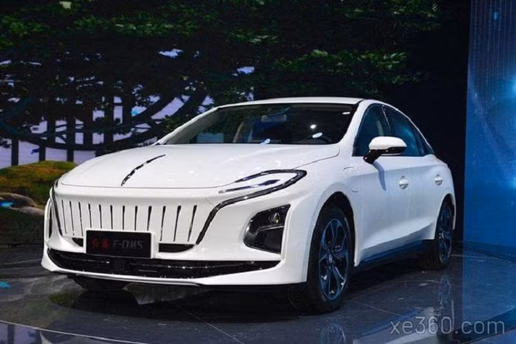 Về sức mạnh, mẫu xe sedan Hongqi E-QM5 Plus 2023 ra mắt lần này dùng mô-tơ điện có công suất tối đa 140 kW (khoảng 188 mã lực) và mô-men xoắn cực đại 320 Nm. Đáng nói, trong lần ra mắt này, phiên bản du lịch cơ bản Hongqi E-QM5 đã điều chỉnh một số cấu hình như trang bị túi khí trước/sau, hủy bỏ tính năng nhắc nhở chưa thắt dây an toàn, và ghế phụ không còn chức năng chỉnh điện.