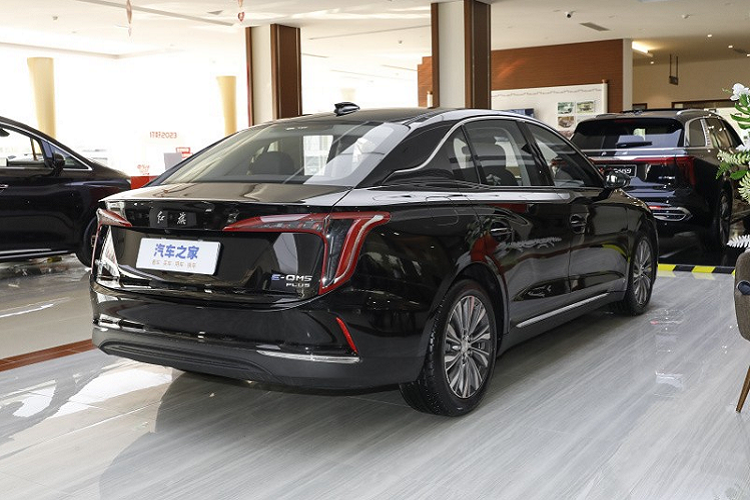 Đến nay, Hồng Kỳ đã nhanh chóng tung ra thêm 1 phiên bản nữa của dòng xe E-QM5 Plus với bản 2023, cũng chỉ tập trung vào quãng đường xe di chuyển được sau 1 lần sạc đầy. Lần này, hãng xe Trung Quốc chọn con số 560 km, nằm trên 431 km của bản tiêu chuẩn và dưới 605 km của bản Plus ra mắt năm ngoái, nước cờ này là cần thiết, vì nó sẽ giúp cho nhiều khách hàng có thêm sự lựa chọn ở bản Plus.