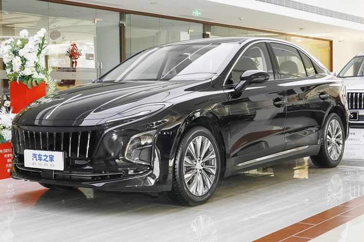 Vào tháng 8 năm ngoái, để đáp ứng nhu cầu của khách hàng cần có 1 phiên bản thể thao, cá tính hơn cho mẫu xe điện Hồng Kỳ E-QM5, hãng xe hàng đầu của Trung Quốc đã nhanh chóng trình làng phiên bản Plus với nhiều tính năng hấp dẫn, trong đó, nâng cao phạm vi di chuyển của xe lên 605 km sau khi sạc đầy pin, thay vì chỉ có 431 km như bản tiêu chuẩn.