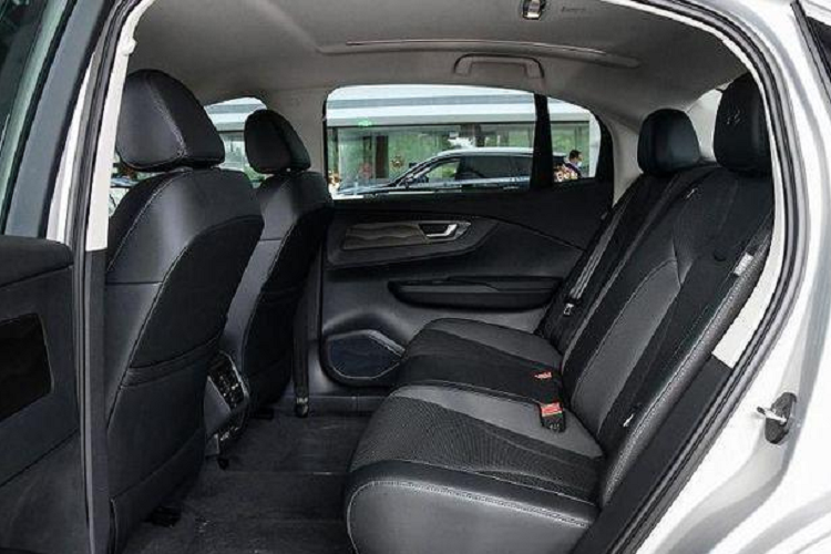 Về ngoại hình, kiểu dáng của Hồng Kỳ E-QM5 Plus 2023 không có gì thay đổi so với bản ra mắt vào năm ngoái, mặt trước có lưới tản nhiệt khép kín phổ biến của các loại xe điện thuần túy. Dải đèn LED chiếu sáng ban ngày thiết kế theo đường cong nghệ thuật, ăn nhập với hốc hút gió, đèn pha tách đôi nằm 2 bên lưới tản nhiệt trước với hình dáng độc đáo.