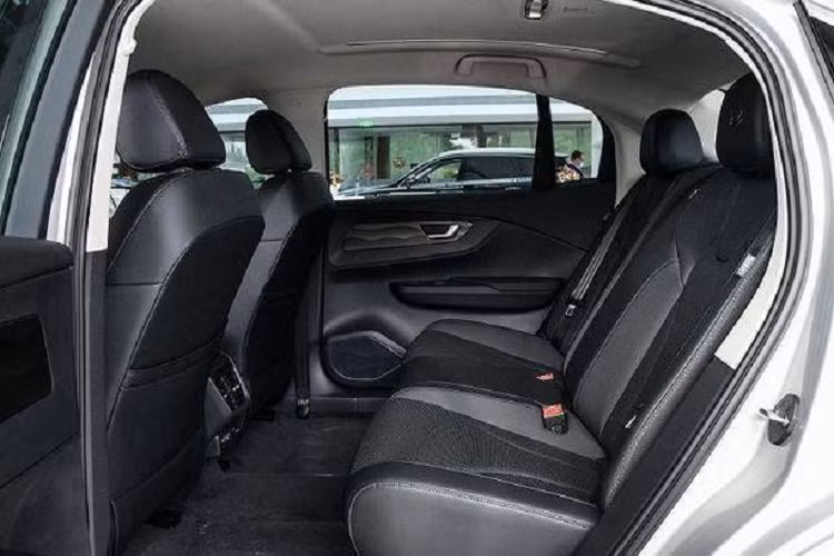 Về ngoại hình, kiểu dáng của Hồng Kỳ E-QM5 Plus 2023 không có gì thay đổi so với bản ra mắt vào năm ngoái, mặt trước có lưới tản nhiệt khép kín phổ biến của các loại xe điện thuần túy. Dải đèn LED chiếu sáng ban ngày thiết kế theo đường cong nghệ thuật, ăn nhập với hốc hút gió, đèn pha tách đôi nằm 2 bên lưới tản nhiệt trước với hình dáng độc đáo.