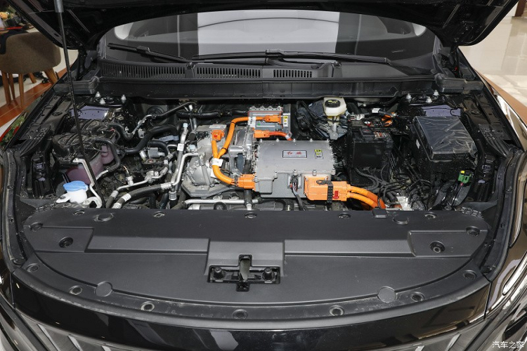 Phần đuôi xe sử dụng nhiều đường kẻ ngang, giúp tăng thêm chiều rộng hình ảnh của đuôi xe. Ngoài ra, thiết kế của đèn hậu rất độc đáo và đầy cá tính, hình chữ L kép có độ nhận diện mạnh mẽ, làm tăng nét điệu đà cho dáng đuôi xe. Nội thất áp dụng phong cách thiết kế tối giản thời thượng. Trên xe lược bỏ khá nhiều nút bấm vật lý mà đưa lên màn hình điều khiển trung tâm dạng nổi, có kích thước 10 inch, tích hợp các chức năng tương đối đầy đủ, bao gồm nhận dạng giọng nói và camera lùi.