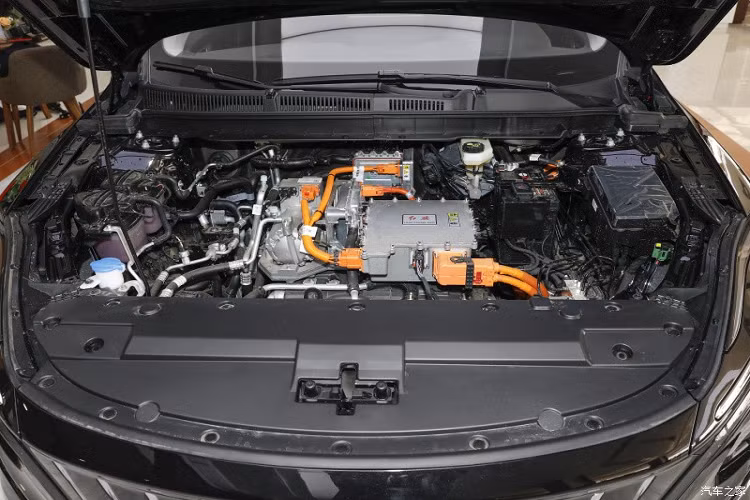 Phần đuôi xe sử dụng nhiều đường kẻ ngang, giúp tăng thêm chiều rộng hình ảnh của đuôi xe. Ngoài ra, thiết kế của đèn hậu rất độc đáo và đầy cá tính, hình chữ L kép có độ nhận diện mạnh mẽ, làm tăng nét điệu đà cho dáng đuôi xe. Nội thất áp dụng phong cách thiết kế tối giản thời thượng. Trên xe lược bỏ khá nhiều nút bấm vật lý mà đưa lên màn hình điều khiển trung tâm dạng nổi, có kích thước 10 inch, tích hợp các chức năng tương đối đầy đủ, bao gồm nhận dạng giọng nói và camera lùi.