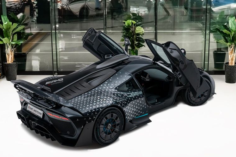 Điều hòa không khí tự điều chỉnh thông minh. Do không có kính chắn gió sau, tính năng MirrorCam thời gian thực sẽ thay thế gương chiếu hậu để quan sát các khu vực phía sau xe. AMG One được trang bị bộ la-zăng 10 chấu đặc biệt với mâm xe kết cấu đặc cùng các rãnh khí động học.