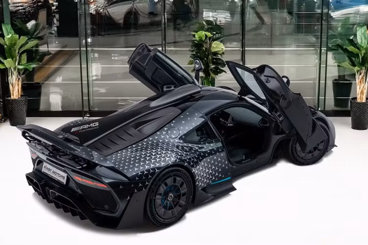 Điều hòa không khí tự điều chỉnh thông minh. Do không có kính chắn gió sau, tính năng MirrorCam thời gian thực sẽ thay thế gương chiếu hậu để quan sát các khu vực phía sau xe. AMG One được trang bị bộ la-zăng 10 chấu đặc biệt với mâm xe kết cấu đặc cùng các rãnh khí động học.