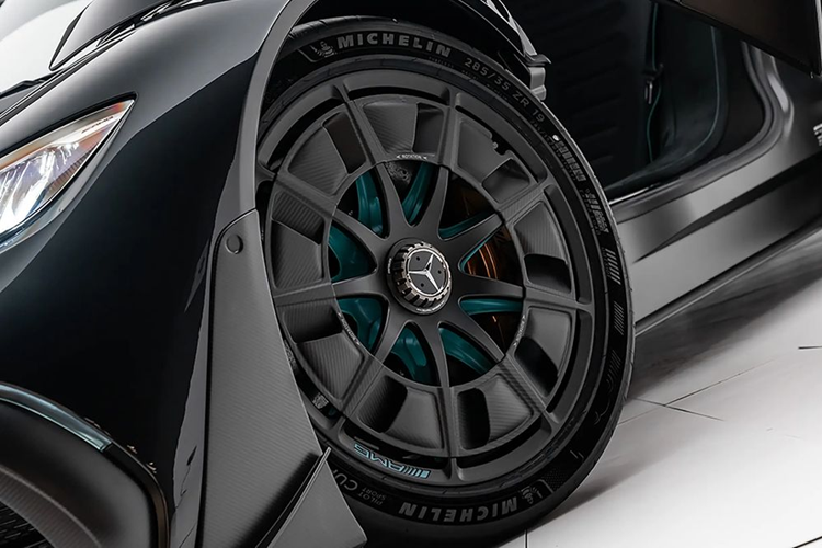 Theo đó, chiếc Mercedes-AMG One đã qua sử dụng này được một showroom có tiếng ở Dubai rao bán, giá “sang nhượng” hiện vẫn là một ẩn số nhưng dự đoán sẽ cao hơn nhiều so với mức giá khởi điểm ban đầu. Mercedes-AMG One thuộc top mẫu xe nhanh nhất thế giới khi chỉ mất 2,9 giây để tăng tốc từ 0 - 100km và vận tốc tối đa đạt 352km/h.