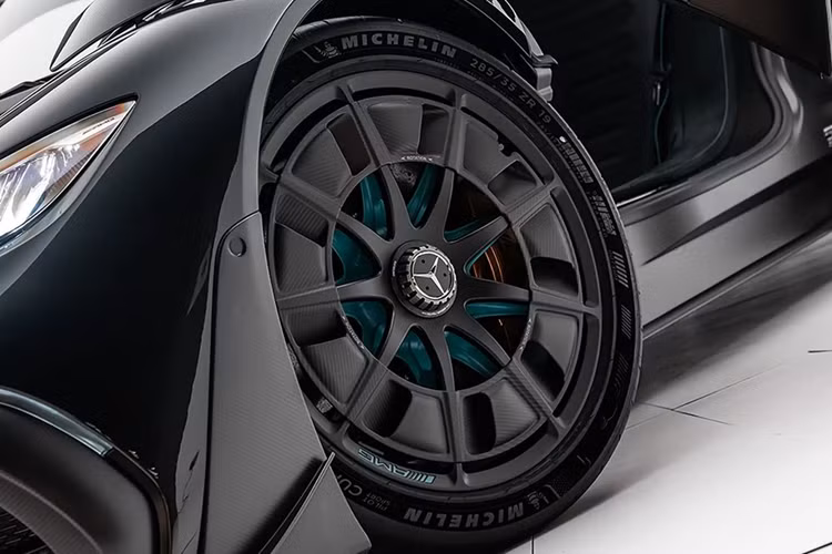 Theo đó, chiếc Mercedes-AMG One đã qua sử dụng này được một showroom có tiếng ở Dubai rao bán, giá “sang nhượng” hiện vẫn là một ẩn số nhưng dự đoán sẽ cao hơn nhiều so với mức giá khởi điểm ban đầu. Mercedes-AMG One thuộc top mẫu xe nhanh nhất thế giới khi chỉ mất 2,9 giây để tăng tốc từ 0 - 100km và vận tốc tối đa đạt 352km/h.