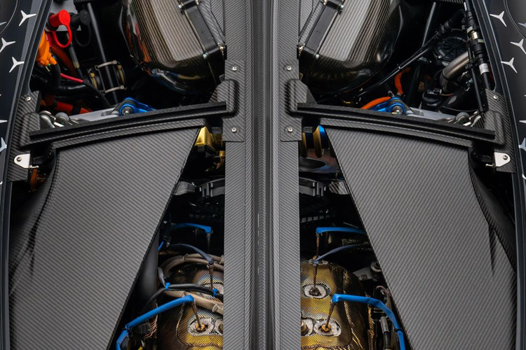 Để làm được điều này, mẫu xe sở hữu động cơ V6 1.6L tăng áp kết hợp động cơ điện cho công suất tổng lên tới 1049 mã lực. Nhằm áp dụng được triệt để sức mạnh của khối động cơ, các kỹ sư của Mercedes-AMG đã thiết kế hệ truyền động đặc biệt bao gồm bốn động cơ điện kết hợp lại.