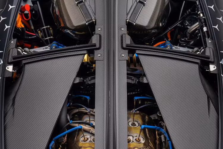 Để làm được điều này, mẫu xe sở hữu động cơ V6 1.6L tăng áp kết hợp động cơ điện cho công suất tổng lên tới 1049 mã lực. Nhằm áp dụng được triệt để sức mạnh của khối động cơ, các kỹ sư của Mercedes-AMG đã thiết kế hệ truyền động đặc biệt bao gồm bốn động cơ điện kết hợp lại.