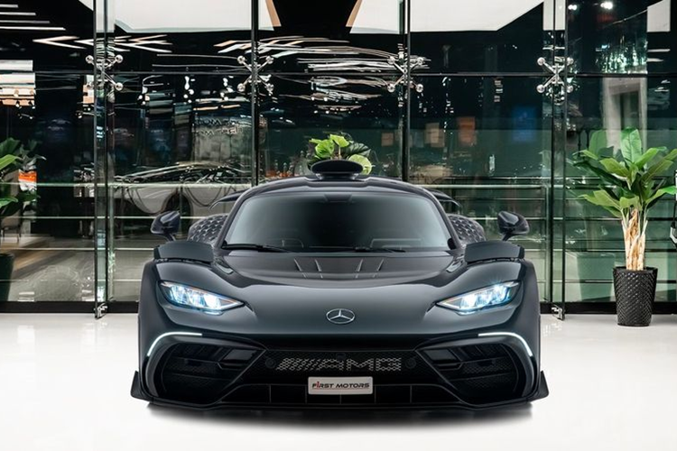 Mẫu siêu xe Mercedes-AMG One mà bao người mơ ước này chỉ được sản xuất với số lượng giới hạn 275 chiếc trên toàn cầu. Sau hơn 1 năm những chiếc xe đầu tiên được bàn giao đến khách hàng, “quái thú” đầu tiên đã có mặt trên “sàn” xe cũ.