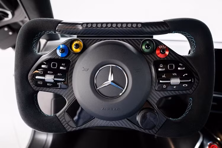 Nội thất Mercedes-AMG One cũng rất đặc biệt. Ghế ngồi được đặt rất thấp để 2 chân người lái duỗi thẳng nhằm tạo tư thế thoải mái nhất khi lái xe ở tốc độ cao. Vô lăng kiểu xe đua F1 hình chữ nhật, với hai màn hình kỹ thuật số 10 inch. Không gian bên trong được hoàn thiện hoàn toàn từ sợi cacbon và da cao cấp.