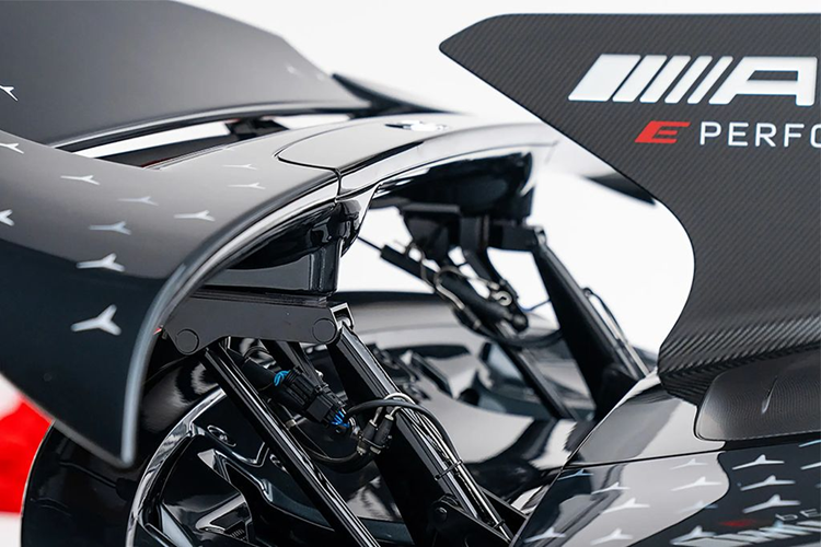 Hệ thống dẫn động 4 bánh AMG Performance 4MATIC+ có khả năng biến thiên độc lập từng bánh theo điều kiện mặt đường. Tương tự như các mẫu xe đua Công thức 1, khung gầm của Mercedes-AMG One được thiết kế liền khối nhằm tăng khả năng chịu lực.