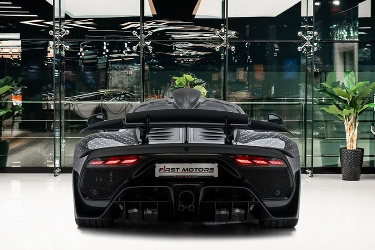 Xe sử dụng bộ lốp Michelin Pilot Sport Cup 2 M01 có thiết kế rãnh đặc biệt để duy trì độ ổn định ở dải tốc cao. Đi kèm với đó là bộ kẹp phanh sáu pít-tông và phanh đĩa gốm carbon 15,6 inch ở bánh trước và bộ kẹp bốn pít-tông với đĩa 15 inch ở phía sau.