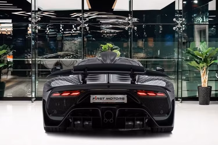 Xe sử dụng bộ lốp Michelin Pilot Sport Cup 2 M01 có thiết kế rãnh đặc biệt để duy trì độ ổn định ở dải tốc cao. Đi kèm với đó là bộ kẹp phanh sáu pít-tông và phanh đĩa gốm carbon 15,6 inch ở bánh trước và bộ kẹp bốn pít-tông với đĩa 15 inch ở phía sau.