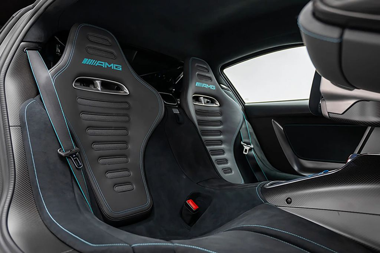 Tấm che khoang động cơ bằng sợi carbon có thể tháo rời được, tích hợp công nghệ thiết kế khe gió NACA đặc trưng của ngành hàng không. Hệ thống treo có 3 chế độ tùy chỉnh là Comfort, Sport hoặc Sport +.