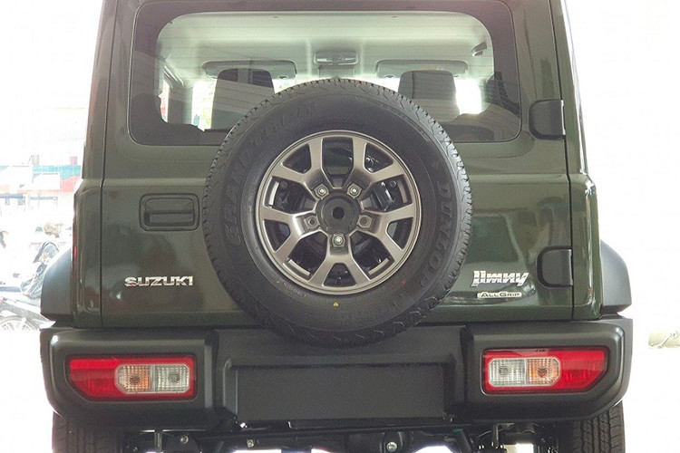 Trong khi đó, giá bán của mẫu SUV cỡ nhỏ Suzuki này ở thị trường Thái Lan khá cao, dao động 1,76 - 1,79 triệu baht (tương đương 1,17 - 1,19 tỷ đồng). Giá bán ở Indonesia rẻ hơn, từ 443,9 - 460,5 triệu Rupiah (tương đương 702 - 728 triệu đồng).