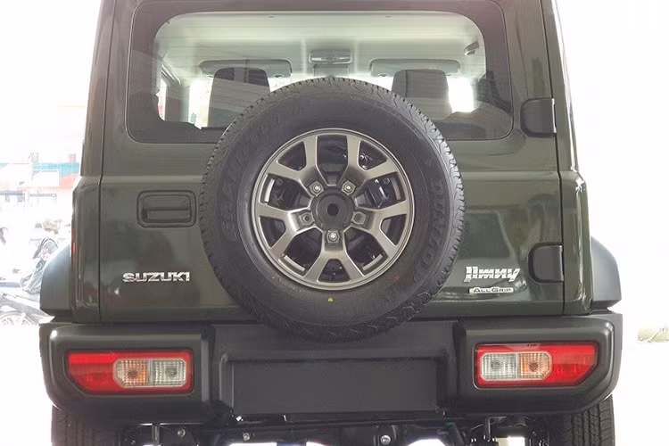 Trong khi đó, giá bán của mẫu SUV cỡ nhỏ Suzuki này ở thị trường Thái Lan khá cao, dao động 1,76 - 1,79 triệu baht (tương đương 1,17 - 1,19 tỷ đồng). Giá bán ở Indonesia rẻ hơn, từ 443,9 - 460,5 triệu Rupiah (tương đương 702 - 728 triệu đồng).