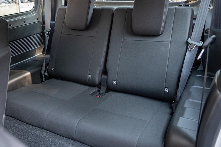 Chiếc Suzuki Jimny thử nghiệm tại Việt Nam được trang bị máy xăng, hút khí tự nhiên, dung tích 1.5L với mã hiệu K15B, sản sinh công suất tối đa 103 mã lực và mô-men xoắn cực đại đạt 138Nm, kết hợp cùng hộp số tự động 4 cấp.