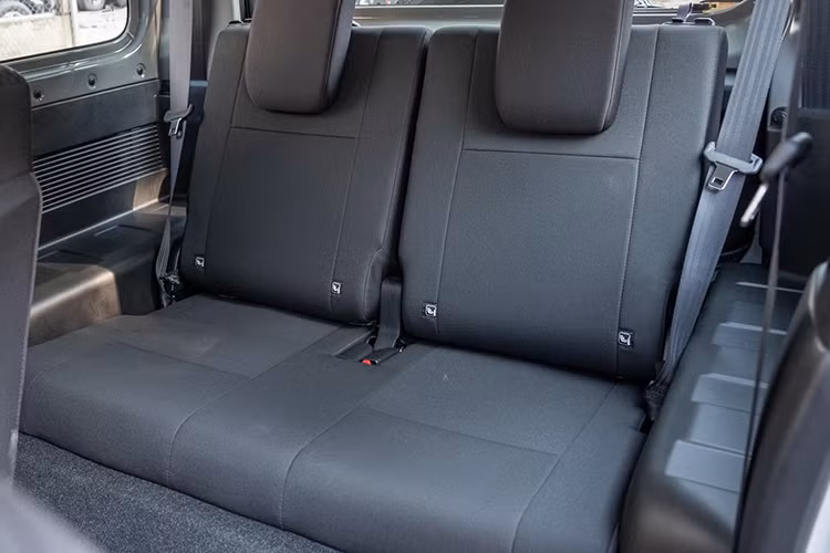 Chiếc Suzuki Jimny thử nghiệm tại Việt Nam được trang bị máy xăng, hút khí tự nhiên, dung tích 1.5L với mã hiệu K15B, sản sinh công suất tối đa 103 mã lực và mô-men xoắn cực đại đạt 138Nm, kết hợp cùng hộp số tự động 4 cấp.