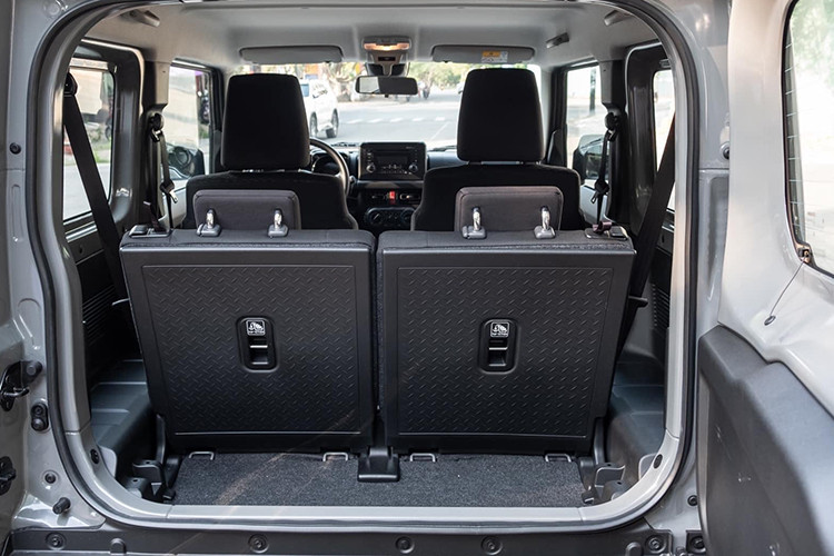 Theo một số nguồn tin ừ đại lý, hiện những chiếc Suzuki Jimny 2023 mới nhập khẩu chính hãng đầu tiên đã có mặt tại Việt Nam. Nguồn tin từ đại lý cho biết xe đã hoàn thành mọi thủ tục kiểm định, trước khi chính thức được cấp phép mở bán tại nước ta.