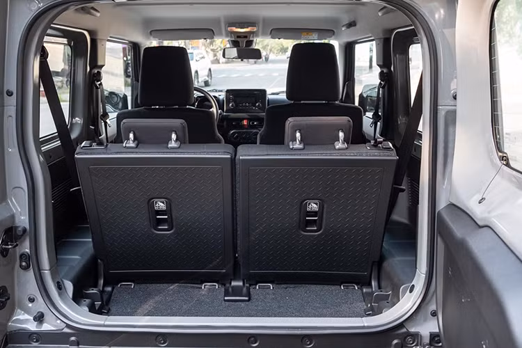 Theo một số nguồn tin ừ đại lý, hiện những chiếc Suzuki Jimny 2023 mới nhập khẩu chính hãng đầu tiên đã có mặt tại Việt Nam. Nguồn tin từ đại lý cho biết xe đã hoàn thành mọi thủ tục kiểm định, trước khi chính thức được cấp phép mở bán tại nước ta.