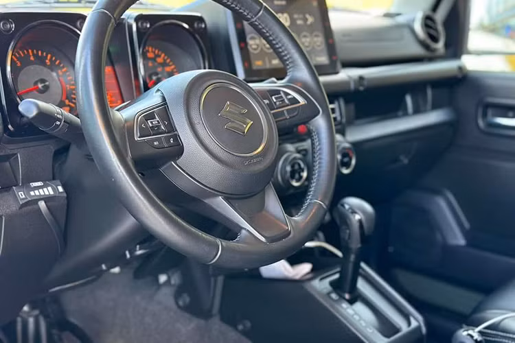 Hướng tới tệp khách hàng ưa thể thao, thích trải nghiệm lái xe địa hình và dã ngoại, Suzuki Jimny là mẫu SUV cỡ nhỏ hiếm hoi trong phân khúc và tầm giá có hệ dẫn động 4 bánh và chế độ cài cầu chủ động.