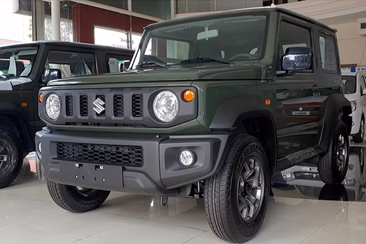 Từ hồi đầu năm nay, Suzuki Jimny đã được một số đại lý chính hãng nhận đặt cọc tại Việt Nam. Theo thông tin từ tư vấn bán hàng, số lượng xe được phân phối về chỉ giới hạn trong 150 xe và dự đoán đã bán hết.
