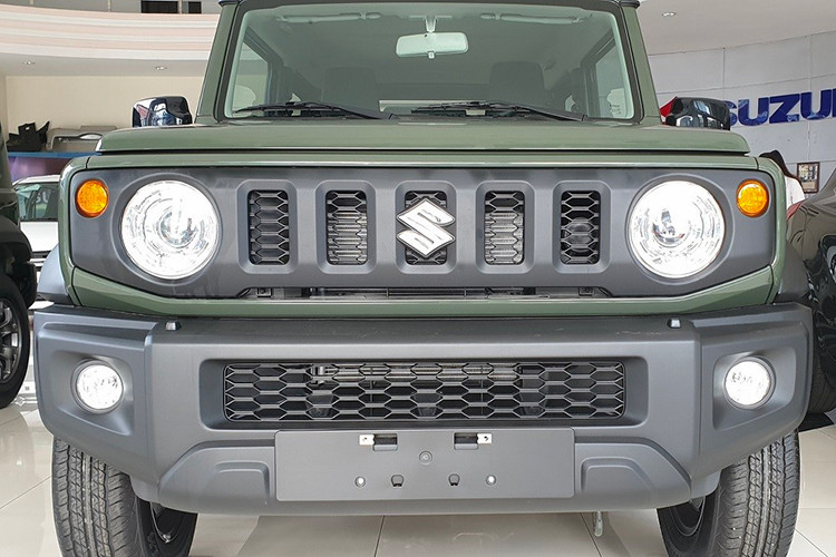 Tại Việt Nam, giá xe Suzuki Jimny 2023 dự kiến khoảng 790 triệu đồng và bán ra với số lượng giới hạn, xe được nhập khẩu trực tiếp từ Nhật Bản chứ không phải phiên bản sản xuất từ Ấn Độ.