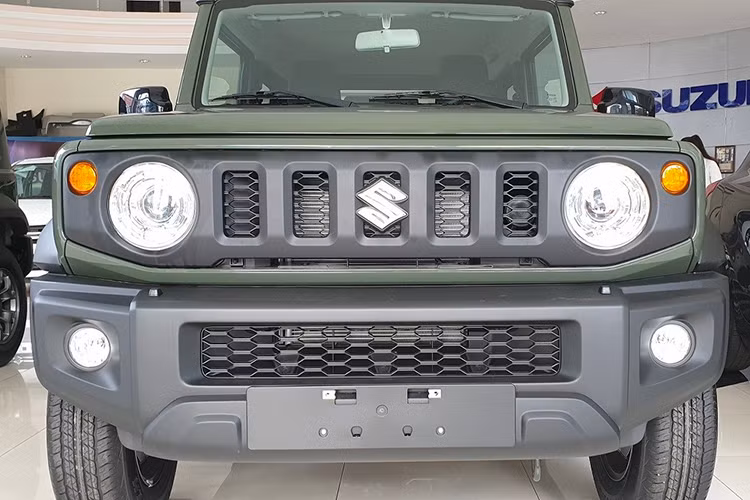 Tại Việt Nam, giá xe Suzuki Jimny 2023 dự kiến khoảng 790 triệu đồng và bán ra với số lượng giới hạn, xe được nhập khẩu trực tiếp từ Nhật Bản chứ không phải phiên bản sản xuất từ Ấn Độ.