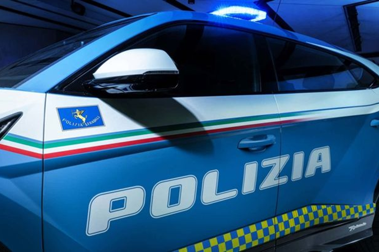 Điểm nhấn của chiếc xe cảnh sát Lamborghini Urus Performante này nằm ở cốp xe, nơi được thiết kế để đặt các thiết bị y tế chuyên dụng như máy khử rung tim, khoang lạnh lưu trữ nội tạng kết nối với màn hình trung tâm. Bên cạnh đó, xe cũng được bổ sung thêm nhiều công cụ đặc biệt như màn hình phụ trợ, hệ thống điều chỉnh đèn hiệu, ngăn chứa vũ khí....