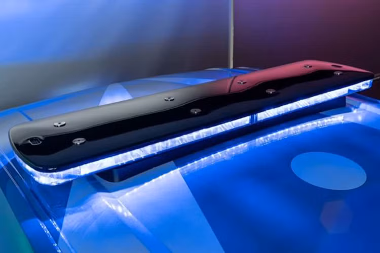 Huy hiệu của đội cảnh sát cao tốc "Polizia Stradale" được đặt bên dưới gương chiếu hậu ngoại thất. Bên cạnh đó, chiếc siêu xe này còn có cả bộ đèn hiệu cảnh sát LED màu xanh với hệ thống âm báo 2 tông đặc trưng.