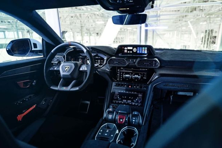 Ở bên ngoài, chiếc Lamborghini Urus Performante nổi bật với lớp sơn đặc biệt, được thiết kế riêng bởi bộ phận Lamborghini Centro Stile, gồm màu xanh đặc trưng của cảnh sát Italy với màu trắng. Dòng chữ cảnh sát "Polizia" có kích thước khá lớn, đặt ngay dưới chân gương chiếu hậu và có khả năng phản quang.