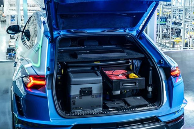 Urus Performante được trang bị động cơ 4.0 V8 tăng áp kép, sản sinh công suất 657 mã lực và mô-men xoắn cực đại 850 Nm. Với sức mạnh này, mẫu siêu SUV có khả năng tăng tốc từ 0-100 km/h trong 3,3 giây, trước khi đạt tốc độ tối đa là 306 km/h.