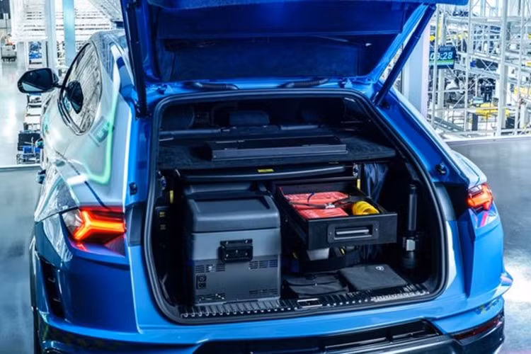 Urus Performante được trang bị động cơ 4.0 V8 tăng áp kép, sản sinh công suất 657 mã lực và mô-men xoắn cực đại 850 Nm. Với sức mạnh này, mẫu siêu SUV có khả năng tăng tốc từ 0-100 km/h trong 3,3 giây, trước khi đạt tốc độ tối đa là 306 km/h.