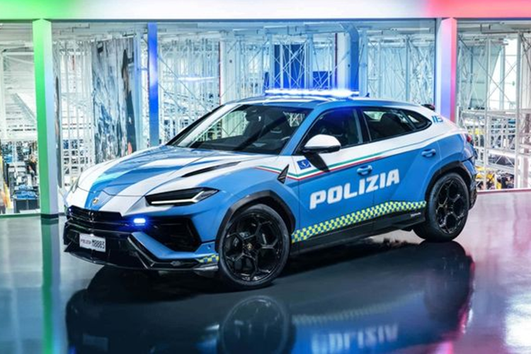 Vào ngày 12/12, Giám đốc điều hành Stephan Winkelmann của Lamborghini đã tận tay bàn giao chiếc siêu SUV Lamborghini Urus Performante cho cảnh sát Ý. Tính đến nay, đây là chiếc Lamborghini thứ 6 của cảnh sát Italia.