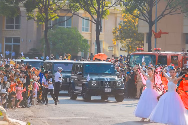 Dàn xe SUV hạng sang của chủ tịch Trung Nguyên kéo dài cả cây số trên đường phố và nhận được rất nhiều sự chú ý của người dân, cũng như du khách đến tham dự lễ hội cà phê tại thành phố Buôn Ma Thuột.