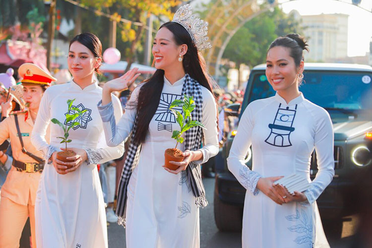 Những chiếc Range Rover của ông Đặng Lê Nguyên Vũ xuất hiện tại lễ hội lần này đều được độ ống thở nhằm mục đích vượt địa hình khó. Ba chiếc G-Class xuất hiện trong đoàn lần lượt gồm 2 chiếc AMG G63 thế hệ mới nhất và G500 Edition 35, để chở dàn khách mời đặc biệt. 