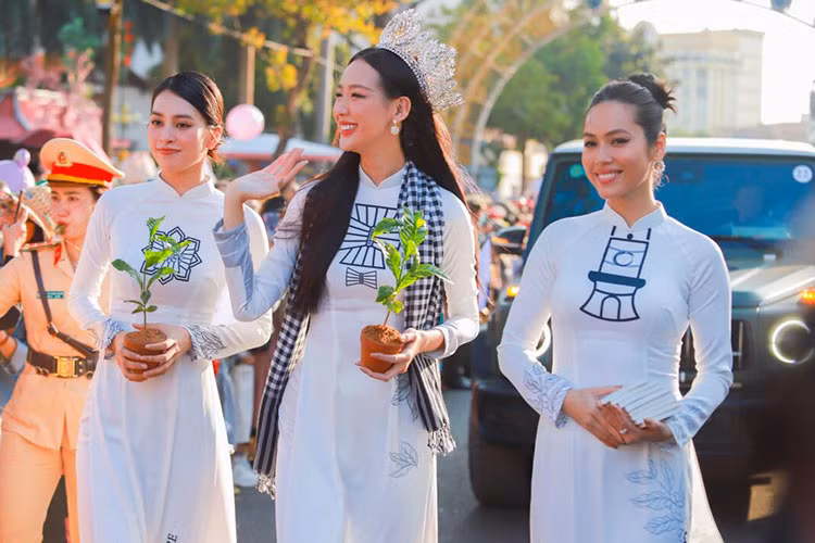 Những chiếc Range Rover của ông Đặng Lê Nguyên Vũ xuất hiện tại lễ hội lần này đều được độ ống thở nhằm mục đích vượt địa hình khó. Ba chiếc G-Class xuất hiện trong đoàn lần lượt gồm 2 chiếc AMG G63 thế hệ mới nhất và G500 Edition 35, để chở dàn khách mời đặc biệt. 