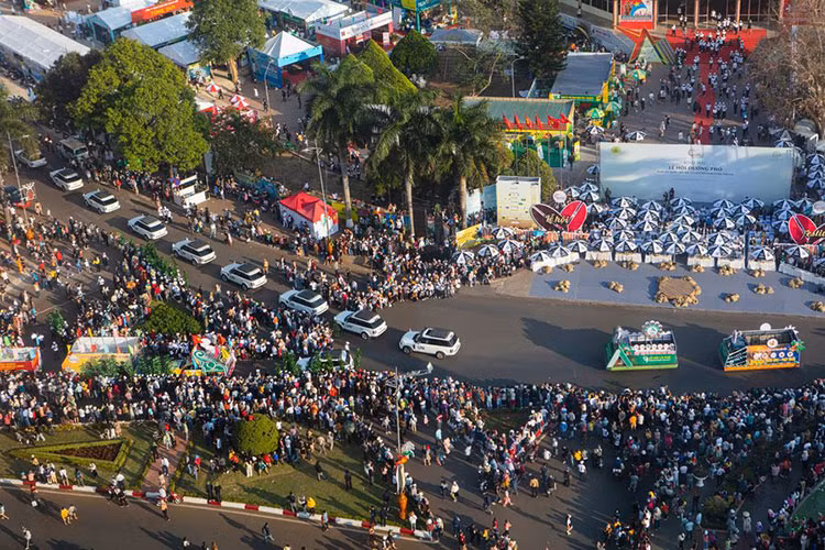 Với chủ đề "Buôn Ma Thuột - Nơi hội tụ 3 nền văn minh cà phê thế giới", lễ hội đường phố mang đến cho người dân, du khách những trải nghiệm thú vị. Lễ hội quy tụ 1.500 nghệ sỹ, nghệ nhân, người mẫu, diễn viên, học sinh sinh viên và các nghệ sỹ từ các đoàn nghệ thuật quốc tế tham dự.