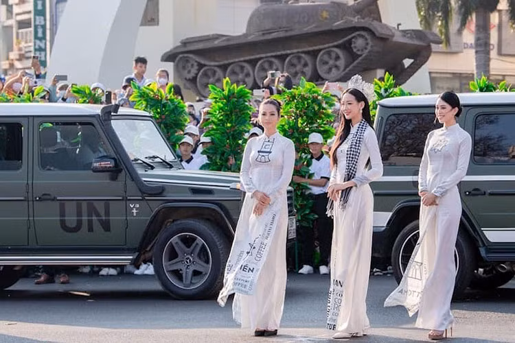 Chiếc Mercedes-Benz G500 Edition 35 có nhiệm vụ chở Hoa hậu Việt Nam 2018 – Trần Tiểu Vy. Phiên bản G500 Edition 35 chỉ được sản xuất giới hạn 350 chiếc toàn cầu, nhằm kỷ niệm sinh nhật lần thứ 35 của dòng G-Class. Chiếc trong bài thuộc diện độc nhất Việt Nam. 