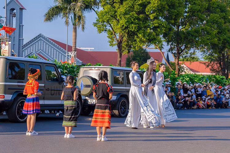 Ngày 10/3 vừa qua, lễ hội Cà phê Buôn Ma Thuột lần thứ 8 đã chính thức diễn ra. Tại sự kiện này, hãng cà phê Trung Nguyên Legend đã mang tới đây cả dàn SUV hạng sang của Đặng Lê Nguyên Vũ bao gồm 10 chiếc Land Rover và 3 chiếc Mercedes-Benz G-Class để phục vụ diễu hành đường phố. 