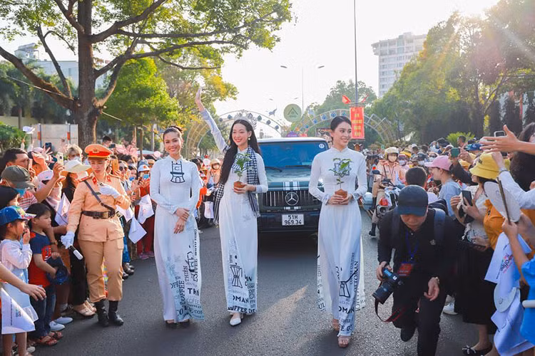 Ngoài dàn xe SUV trăm tỷ của Đặng Lê Nguyên Vũ, tại lễ hội Cà phê Buôn Ma Thuột 2023 còn có sự xuất hiện của bộ 3 người đẹp Hoàng My, Tiểu Vy và Bảo Ngọc. Đáng tiếc, Lễ hội Cà phê Buôn Ma Thuột 2023 thiếu vắng những chiếc siêu xe, xe thể thao mà ông Đặng Lê Nguyên Vũ hay cầm lái.