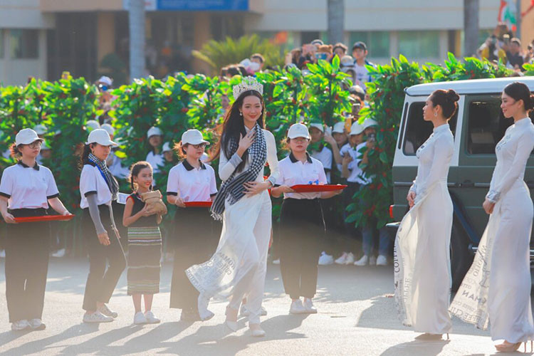 Những chiếc Range Rover xuất hiện trong dàn xe diễu hành chủ yếu là phiên bản Sport, thuộc thế hệ thứ 3 của mẫu SUV danh tiếng này. Hiện nay, mẫu xe này đã bước sang thế hệ thứ 5. 