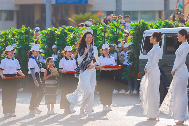 Những chiếc Range Rover xuất hiện trong dàn xe diễu hành chủ yếu là phiên bản Sport, thuộc thế hệ thứ 3 của mẫu SUV danh tiếng này. Hiện nay, mẫu xe này đã bước sang thế hệ thứ 5. 