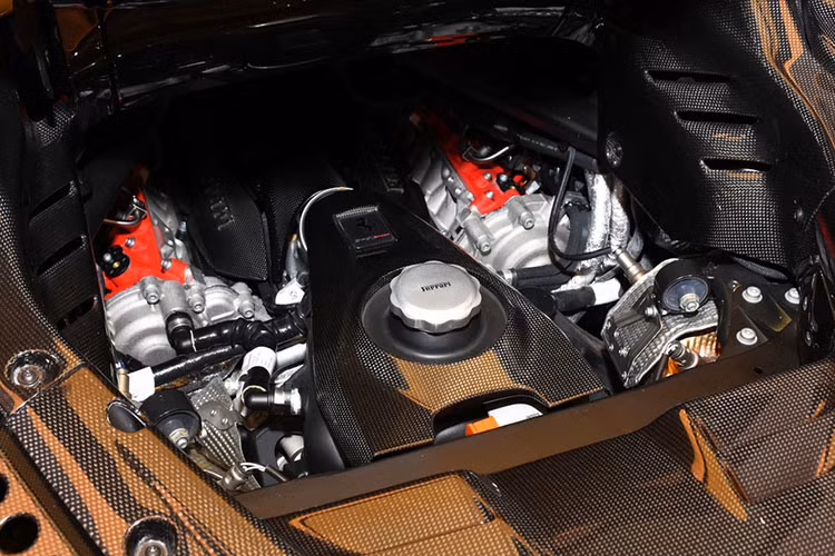 So với phiên bản Ferrari SF90 Stradale, dòng xe Ferrari SF90 Spider biển tứ quý 9 chỉ mất 14 giây là có thể hạ chiếc mui xếp cứng về phía khoang chứa mui đặt trước khoang động cơ xe. Ngoài ra, Ferrari SF90 Spider còn có trang bị thêm 1 cửa sổ nhỏ.