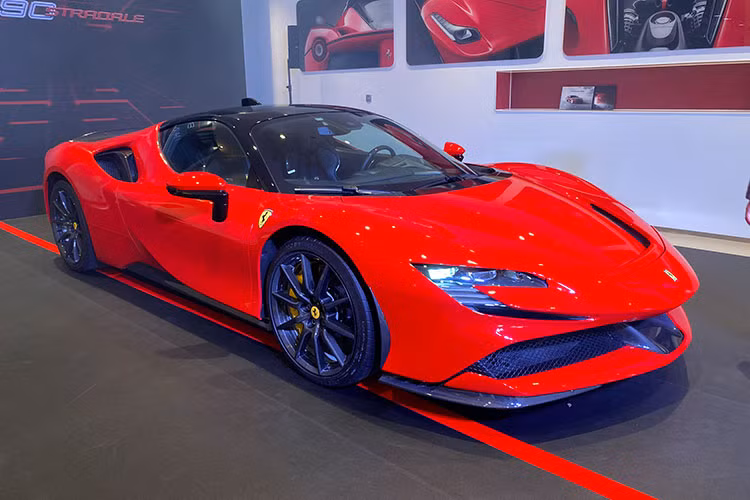 Động cơ trên siêu xe mui trần Ferrari SF90 Spider sẽ đồng hành cùng hộp số ly hợp kép 8 cấp nên chỉ mất thời gian 2,5 giây để tăng tốc từ vị trí xuất phát lên 100 km/h, đây cũng là thời gian để siêu phẩm triệu đô megacar Bugatti Chiron đua nước rút từ 0-100 km/h. Ferrari SF90 Spider đạt tốc độ tối đa 340 km/h.